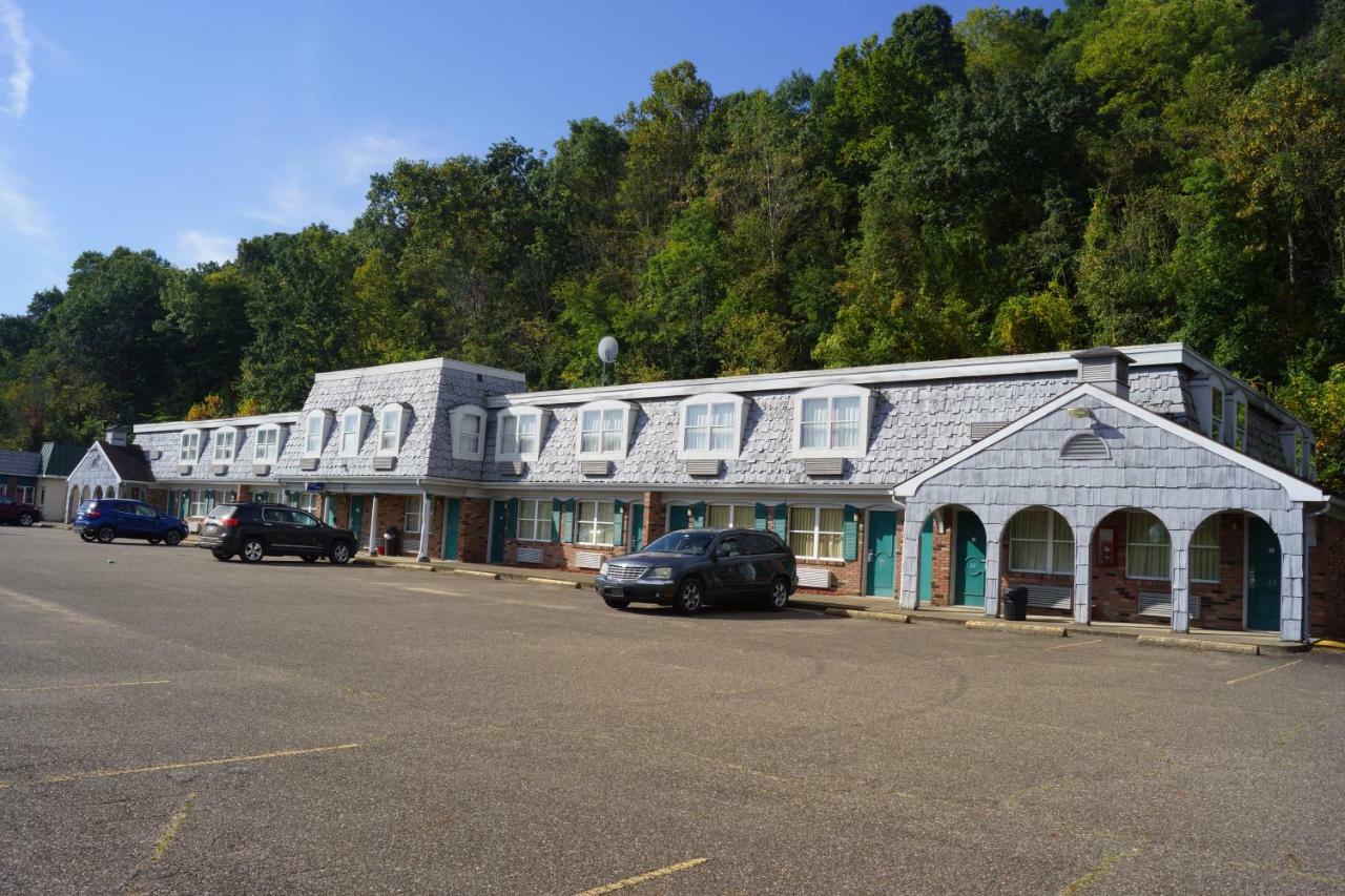 Country Squire Inn And Suites Coshocton Bagian luar foto